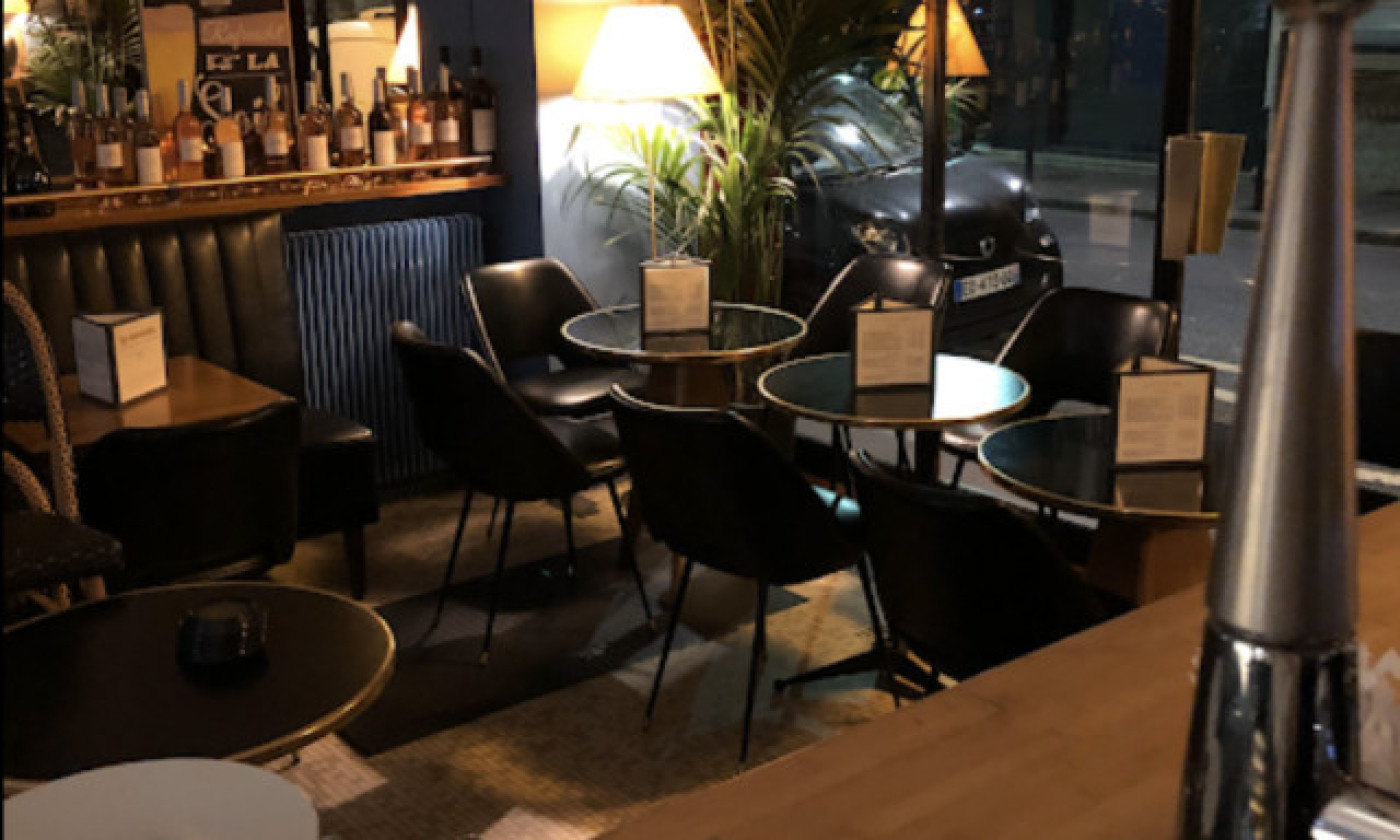 Le bar et les tables le soir