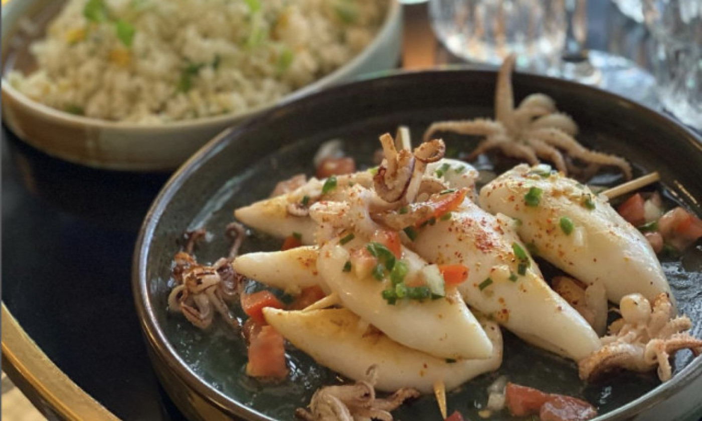 Calamars snackés, tomates et herbes