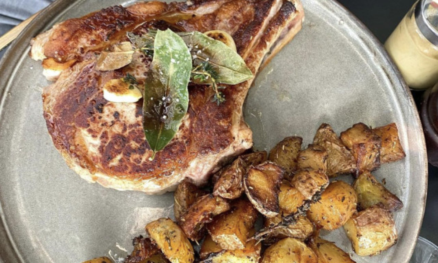 Côte de veau rôtie, pommes de terre grenaille