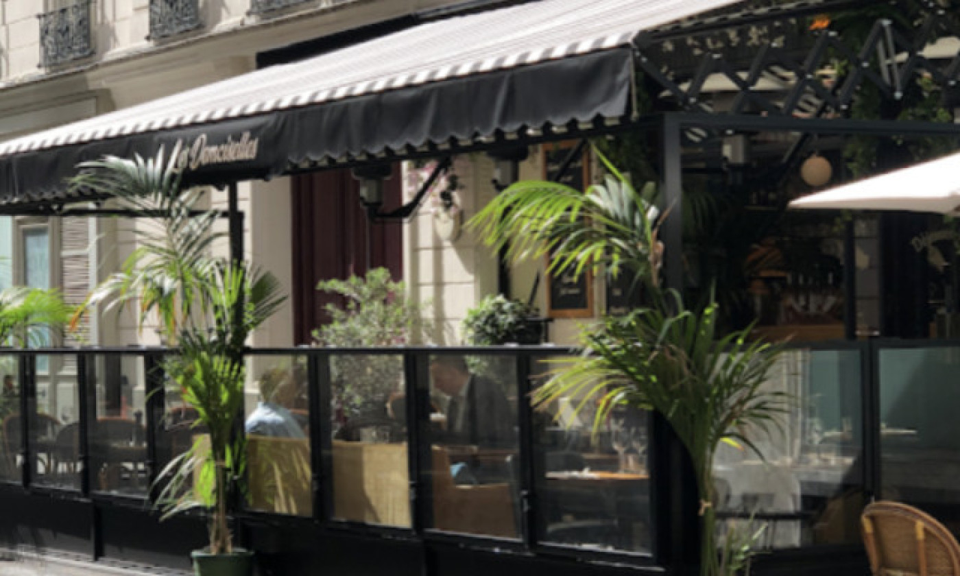 La façade et son store noir et blanc, rue Léon Jost