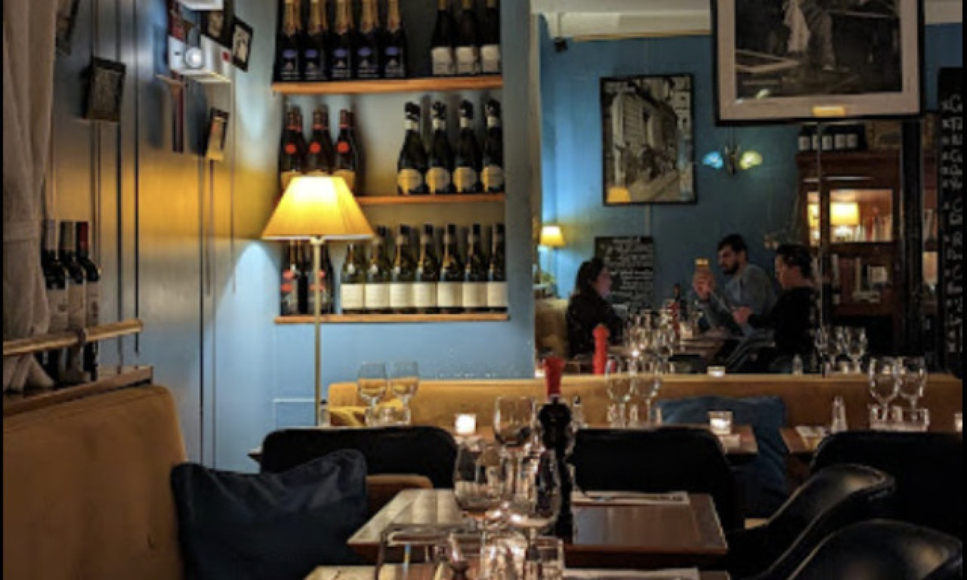 La salle bleu canard, bouteilles et lampe vintage